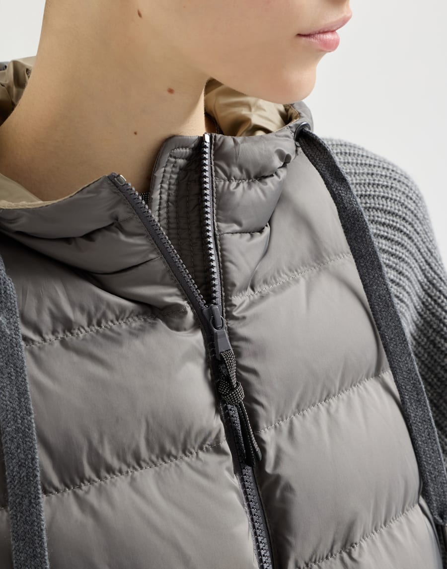 Beaded down jacket in water-repellent matte nylon with virgin wool, cashmere and silk-blend knitted hood and sleeves - Gray